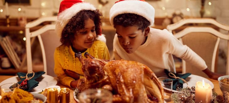 children eating christmas dinner