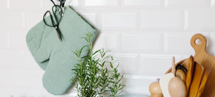 light kitchen accessories and decorations
