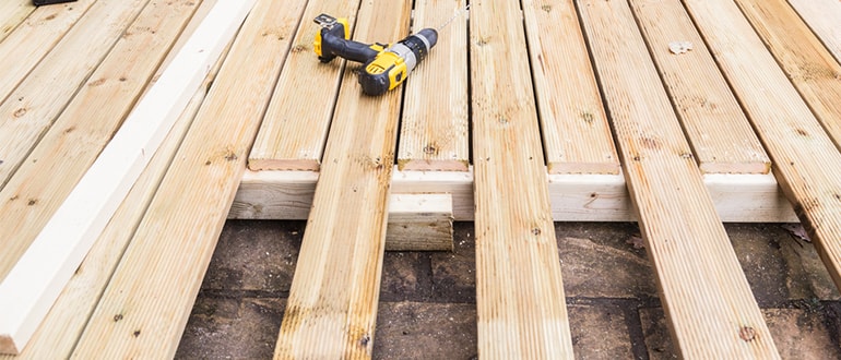 how to replace broken or rotten decking boards feature image